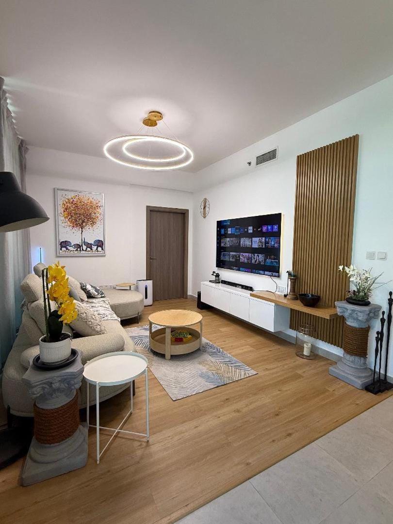 Communal lounge/ TV room, TV and multimedia, Living room, Seating area, Evening entertainment, air conditioner