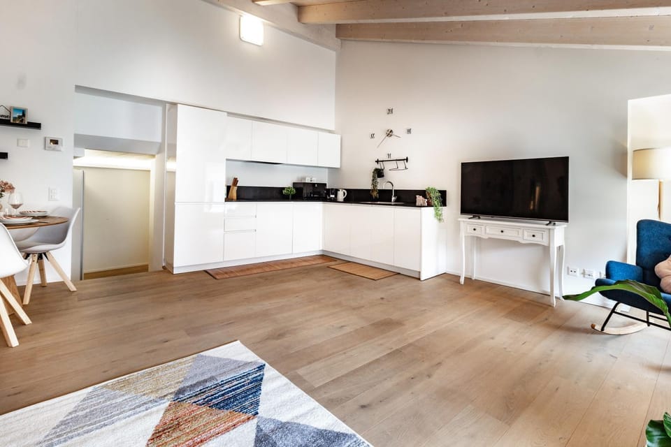 TV and multimedia, Kitchen or kitchenette, Living room, Seating area, Dining area, stove