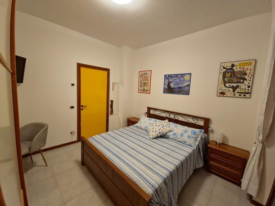 Bed, TV and multimedia, Photo of the whole room