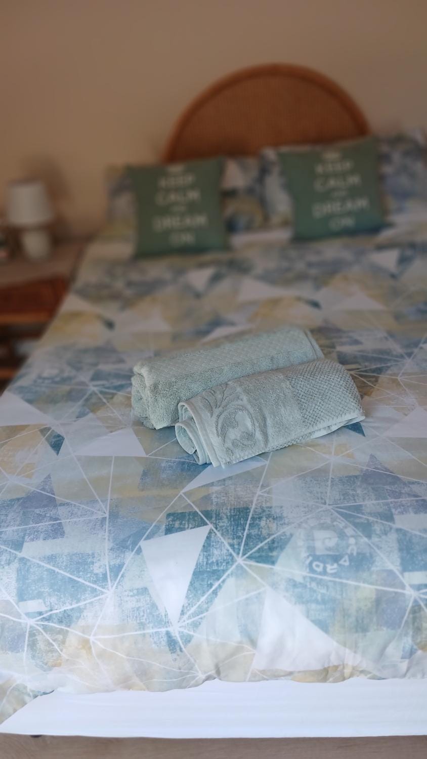 Bed, Bedroom, towels