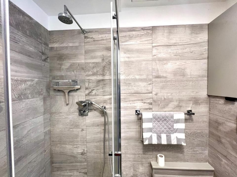 Shower, Toilet, Bathroom, towels