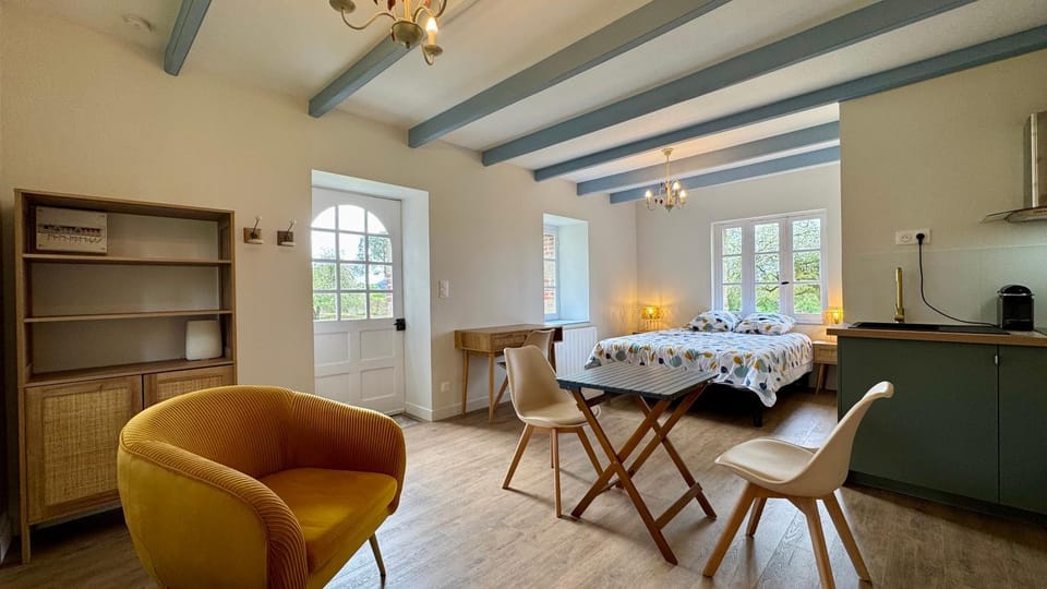 Kitchen or kitchenette, Living room, Seating area, Dining area