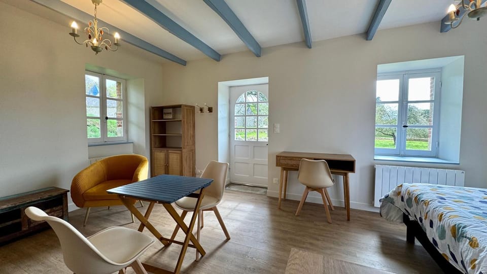 Living room, Photo of the whole room, Seating area, Dining area, internet
