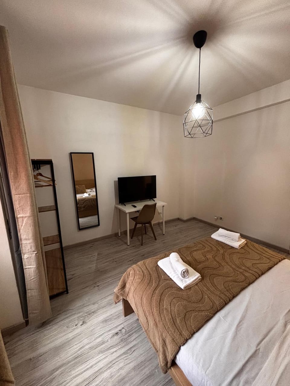 Bed, TV and multimedia, Photo of the whole room, Bedroom, towels, wardrobe