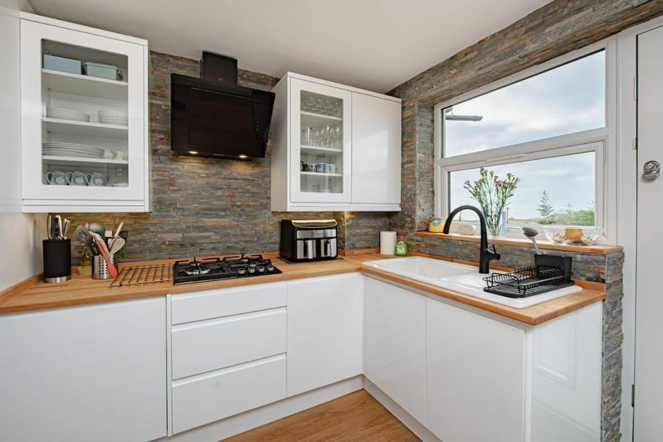 Coffee/tea facilities, oven, stove, kitchen