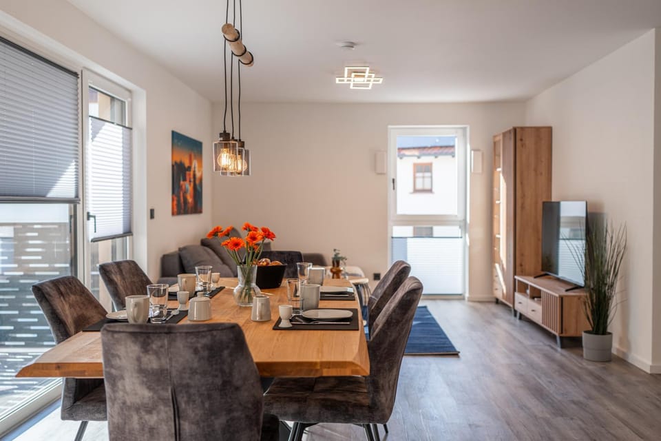 TV and multimedia, Living room, Seating area, Dining area