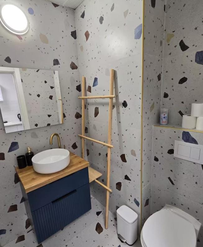 Shower, Toilet, Bathroom, towels