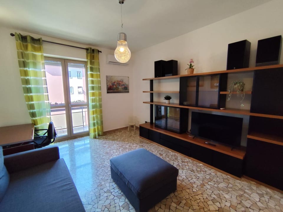 TV and multimedia, Living room, Seating area, Evening entertainment