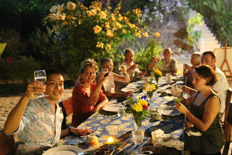 Restaurant/places to eat, People, Garden, Food and drinks, Beach, Food, Dinner, Drinks, Alcoholic drinks, group of guests