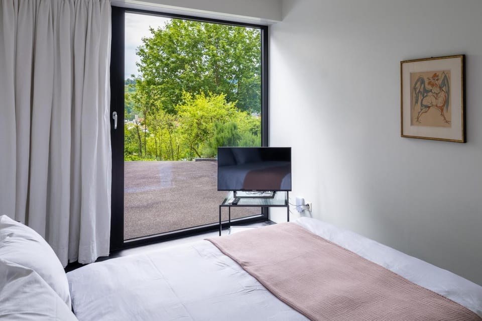 Bed, Garden, Garden, TV and multimedia, View (from property/room), Photo of the whole room, Bedroom, Garden view