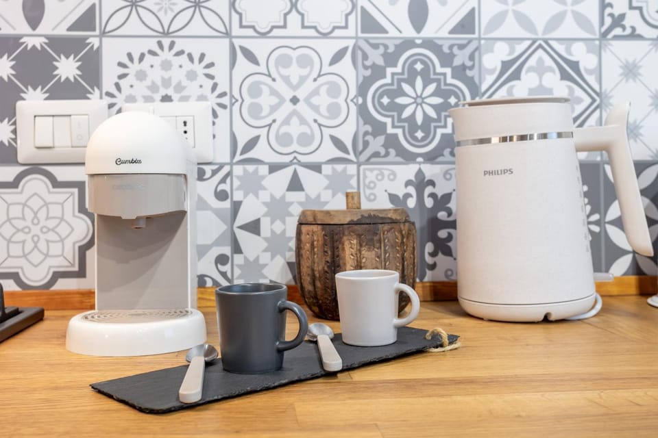 Coffee/tea facilities, Kitchen or kitchenette, stove, toaster