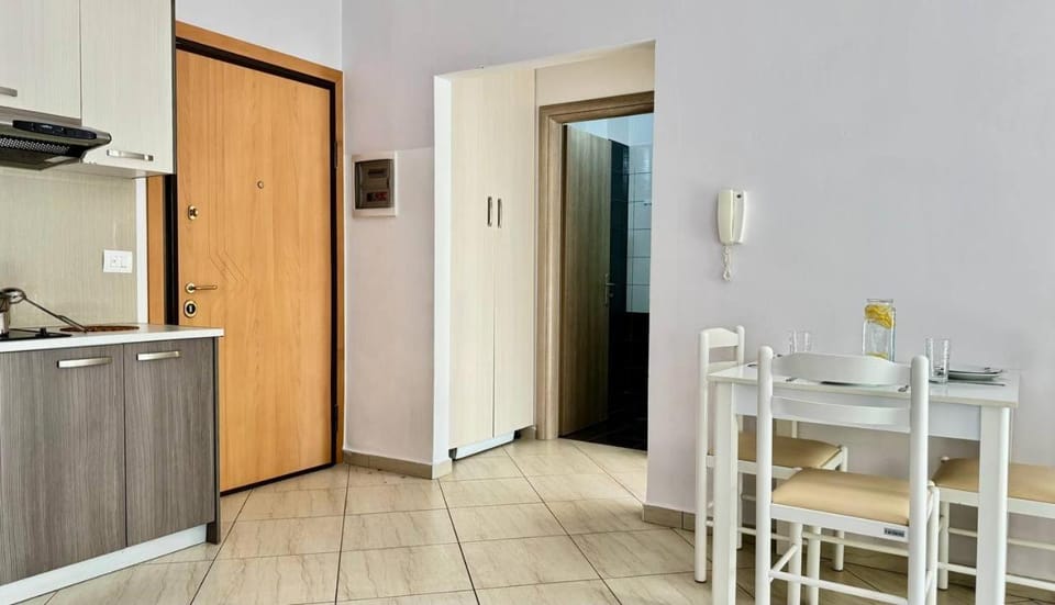 Kitchen or kitchenette, Dining area, stove