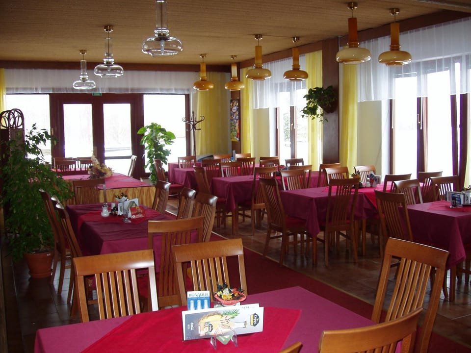 Restaurant/places to eat, Banquet/Function facilities, Seating area, Breakfast