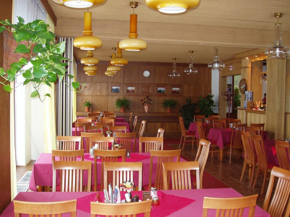 Restaurant/places to eat, Banquet/Function facilities, Seating area, Food