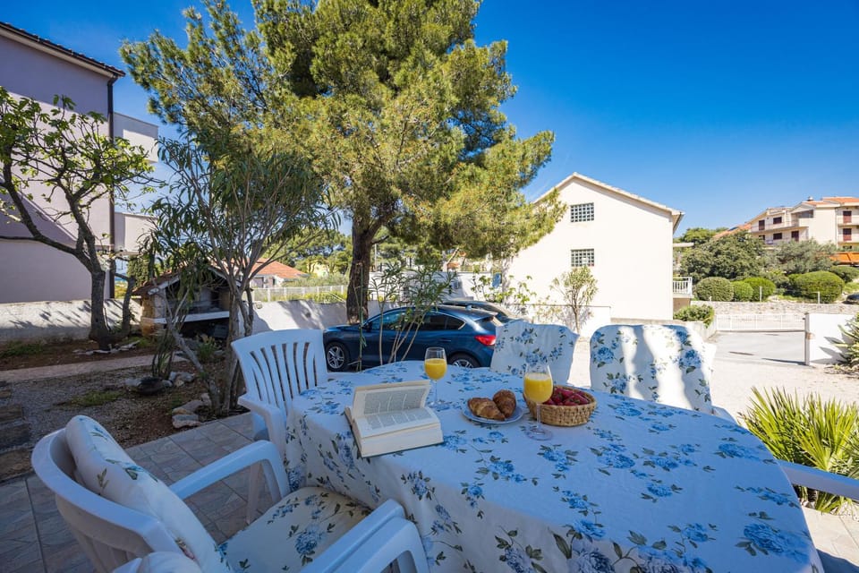 Property building, Patio, Balcony/Terrace, Parking