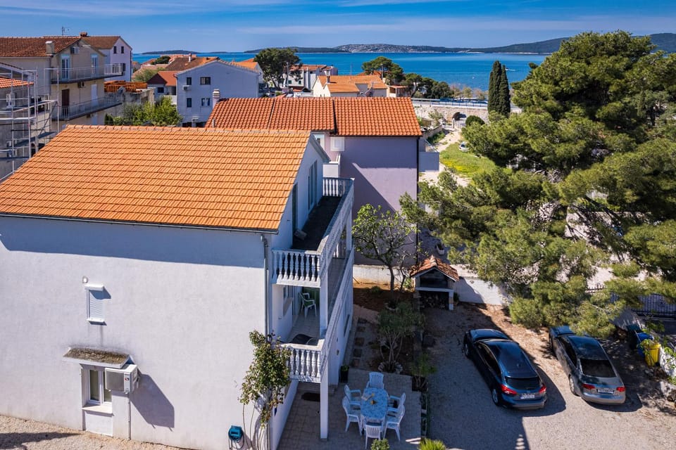 Property building, Neighbourhood, Natural landscape, Bird's eye view, City view, Street view, Location, Parking