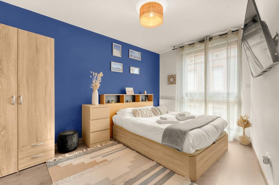 Bed, Photo of the whole room, Bedroom