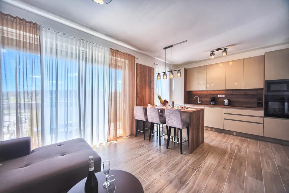 Kitchen or kitchenette, Decorative detail, Dining area, oven, stove