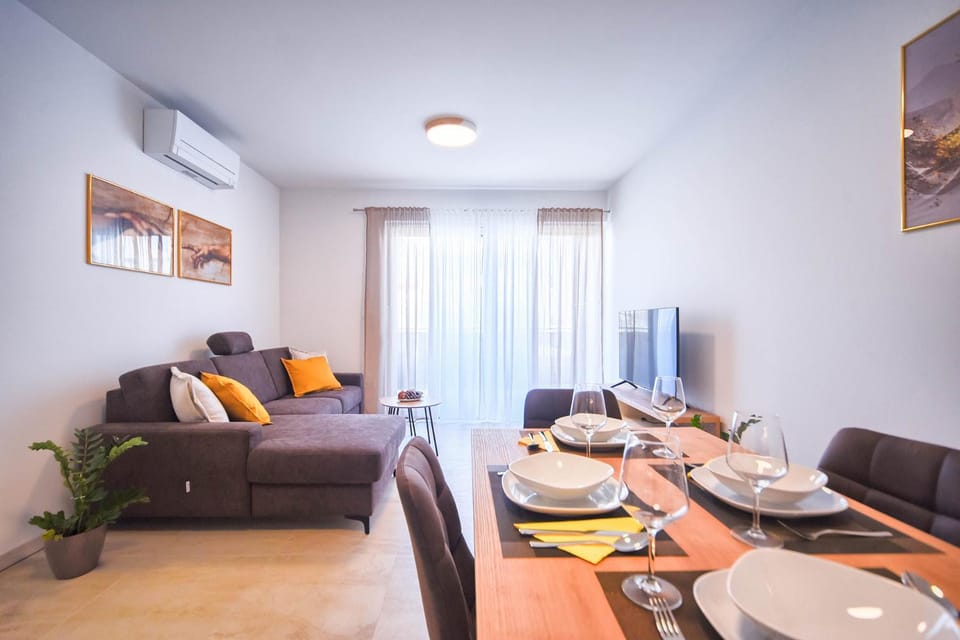 Living room, Seating area, Dining area, air conditioner