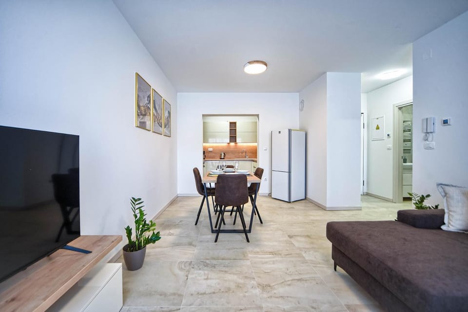 Communal lounge/ TV room, TV and multimedia, Kitchen or kitchenette, Seating area, Dining area, oven