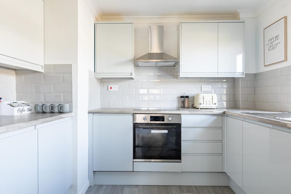 Coffee/tea facilities, Kitchen or kitchenette, dishwasher, oven, stove, toaster