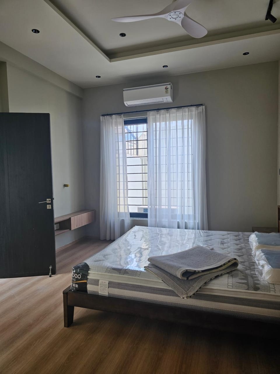 Photo of the whole room, air conditioner