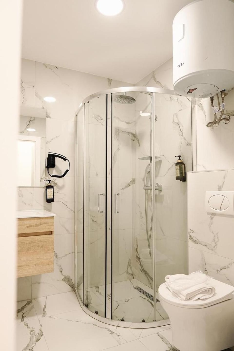 Shower, Toilet, Bathroom, towels