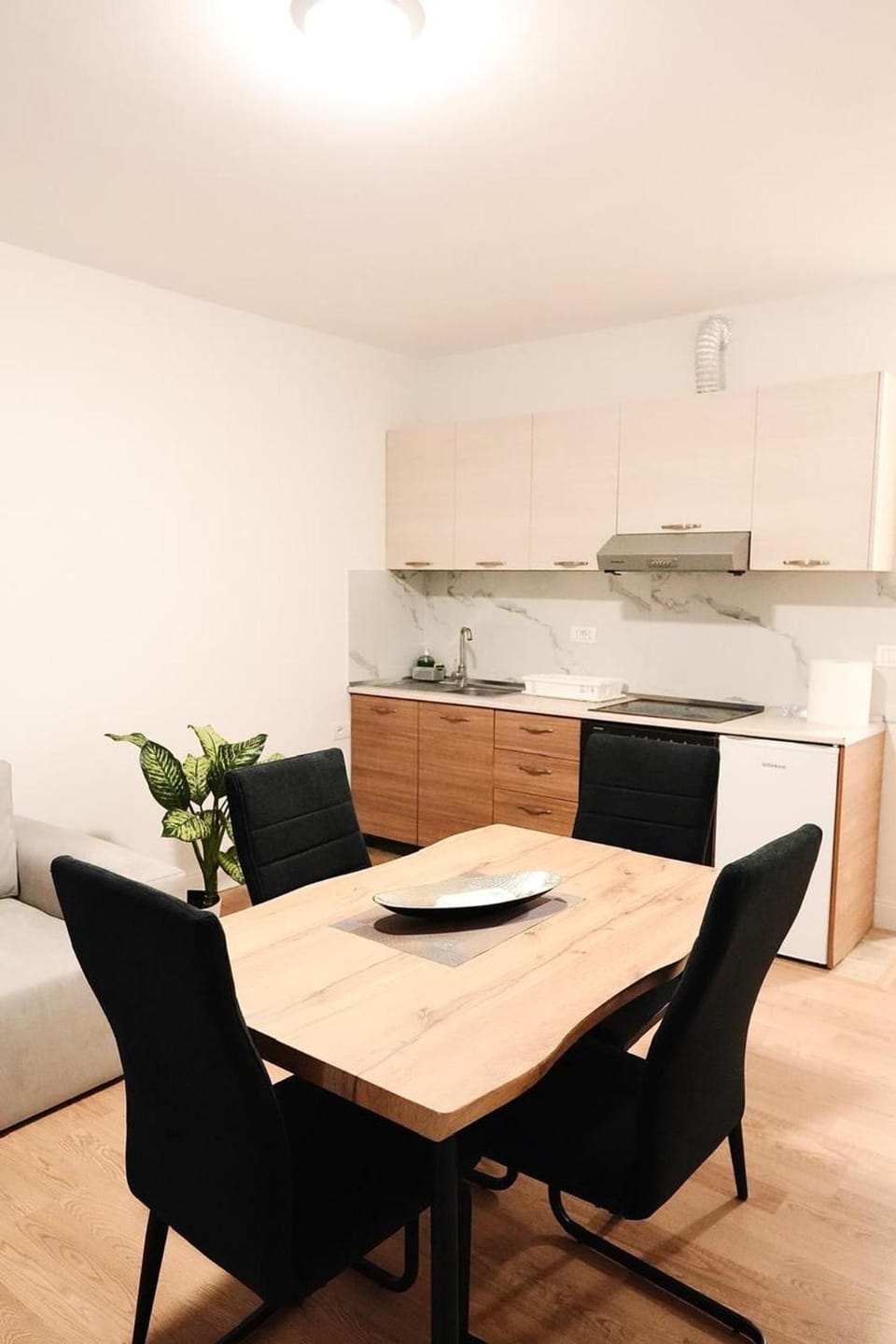 Kitchen or kitchenette, Living room, Seating area, Dining area