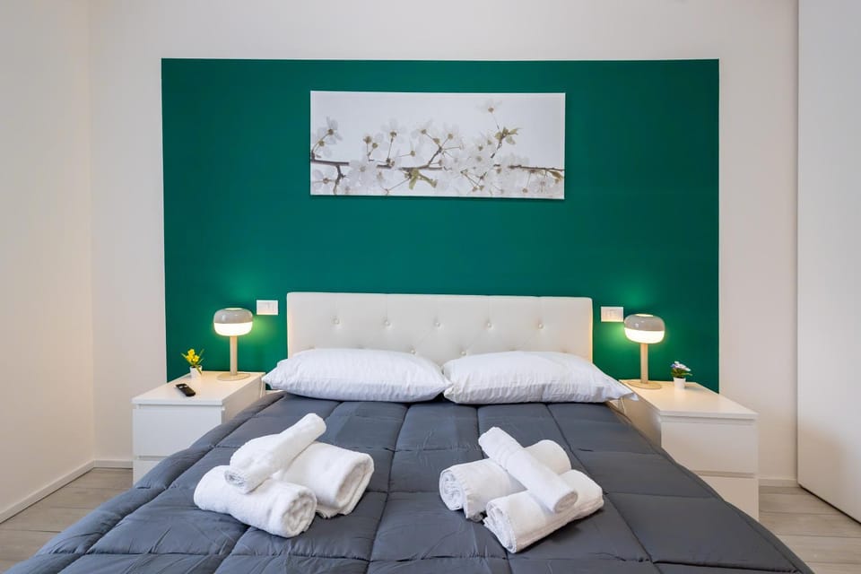 Bed, Photo of the whole room, Bedroom, towels