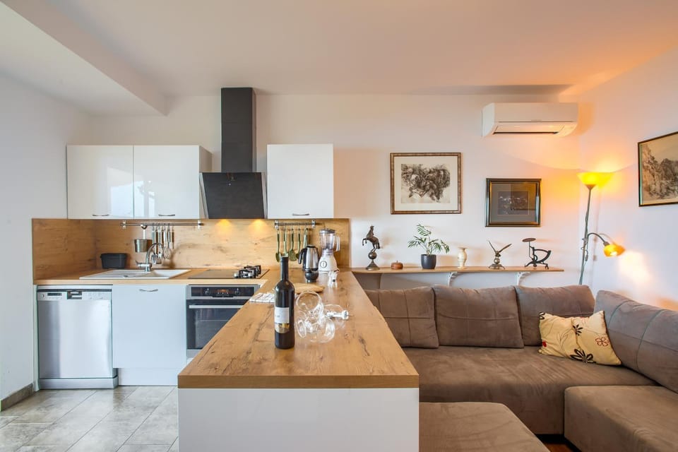Coffee/tea facilities, Kitchen or kitchenette, Living room, Seating area