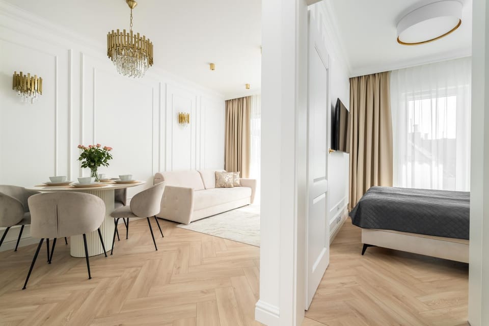 Bed, TV and multimedia, Living room, Seating area, Bedroom