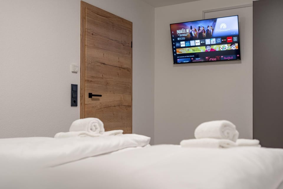 Bed, TV and multimedia, Photo of the whole room, Bedroom, towels