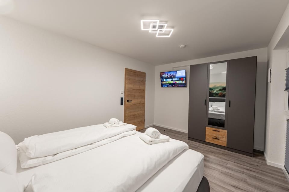 Bed, TV and multimedia, Photo of the whole room, Bedroom