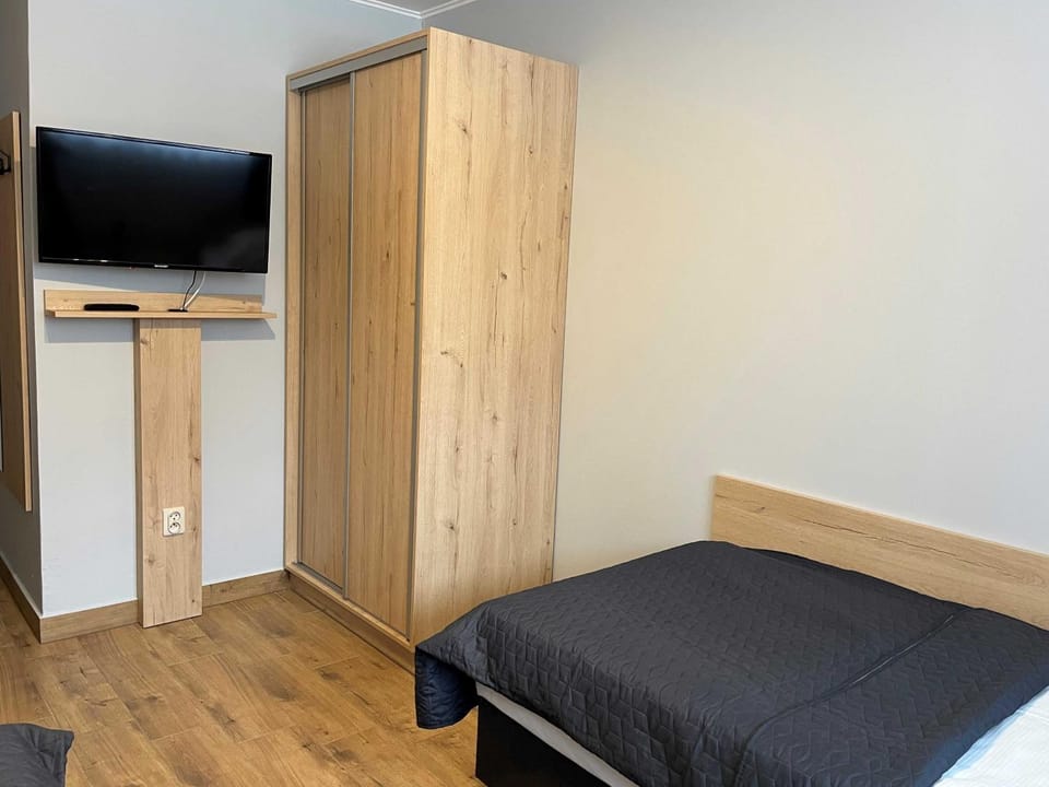 Bed, TV and multimedia, Photo of the whole room, wardrobe