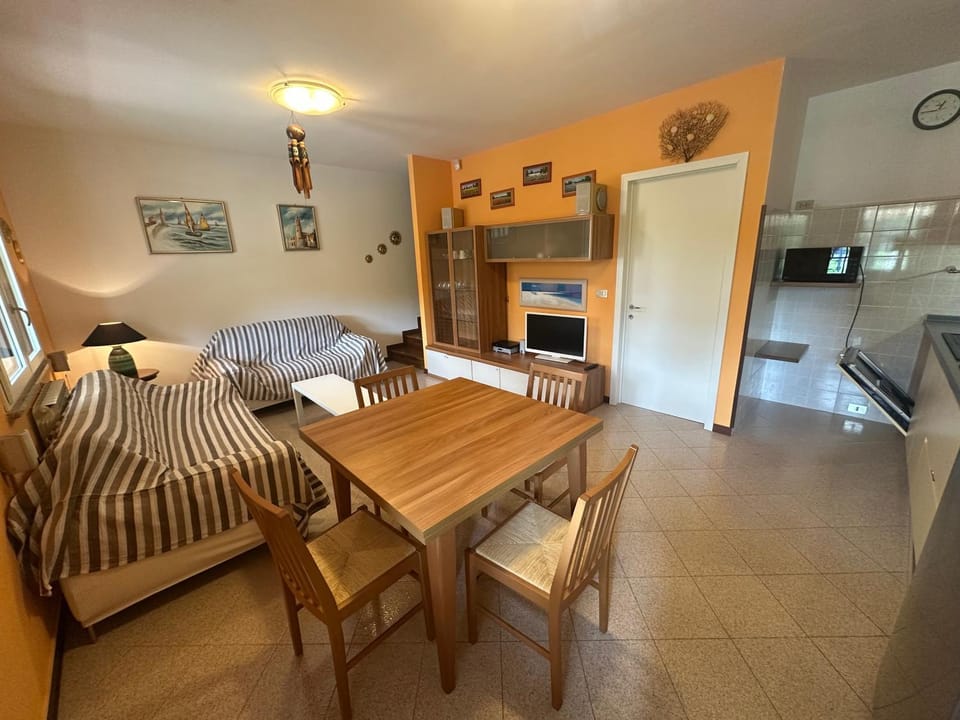 TV and multimedia, Kitchen or kitchenette, Living room, Dining area