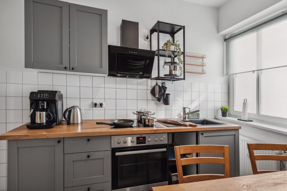 Coffee/tea facilities, Kitchen or kitchenette, Dining area, stove, toaster