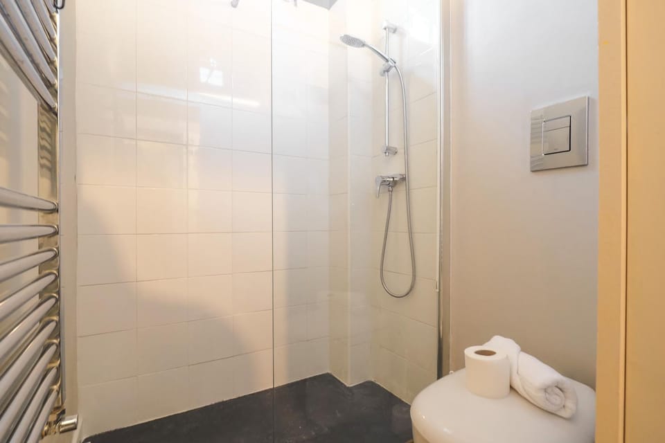 Shower, Toilet