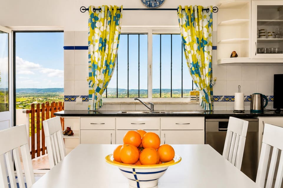TV and multimedia, Coffee/tea facilities, View (from property/room), Balcony/Terrace, Dining area, dishwasher, internet, oven, pet friendly, stove, washing machine, kitchen