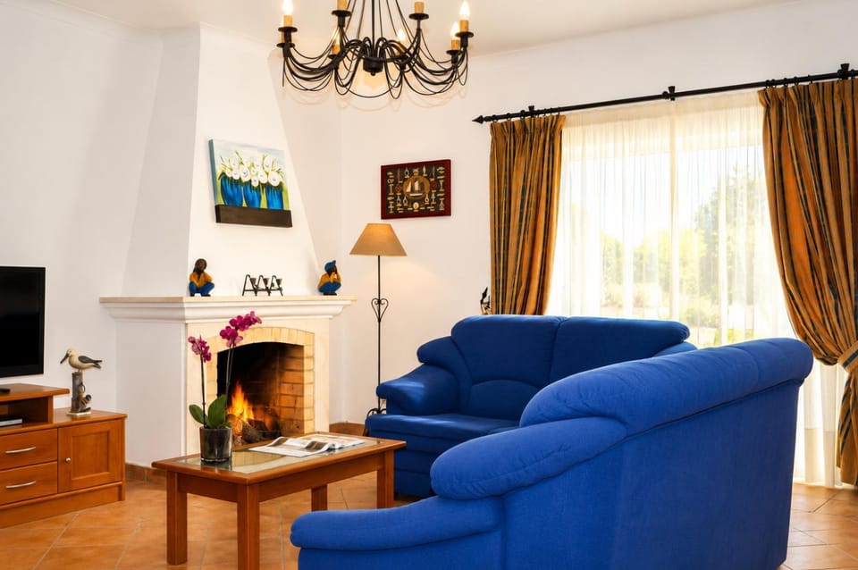 Day, Living room, Seating area, fireplace, internet, pet friendly