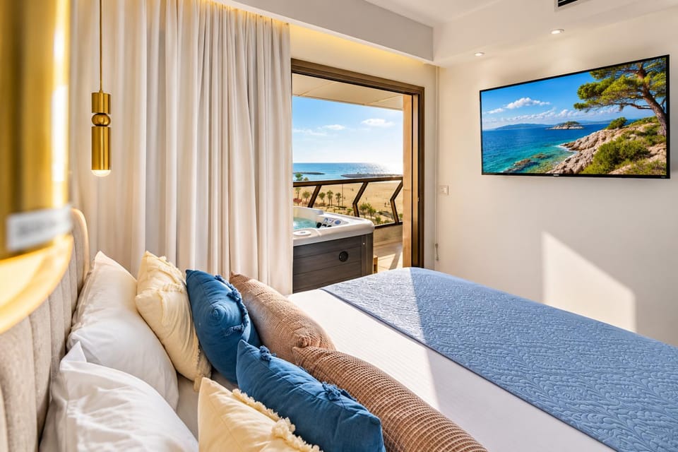 Bed, TV and multimedia, Photo of the whole room, Bedroom, Sea view