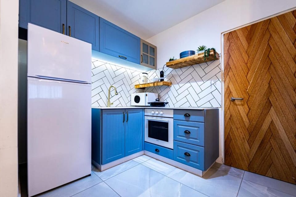 Kitchen or kitchenette, oven