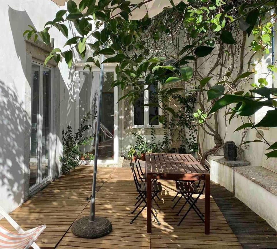 Quiet and Charming Home - with Yard, City Center Apartment in Lisbon