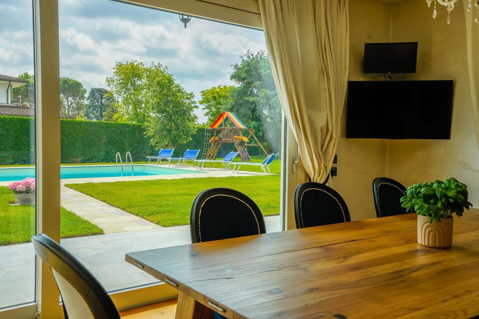 Communal lounge/ TV room, Day, Garden, TV and multimedia, Evening entertainment, Garden view, Pool view, Swimming pool, sunbed