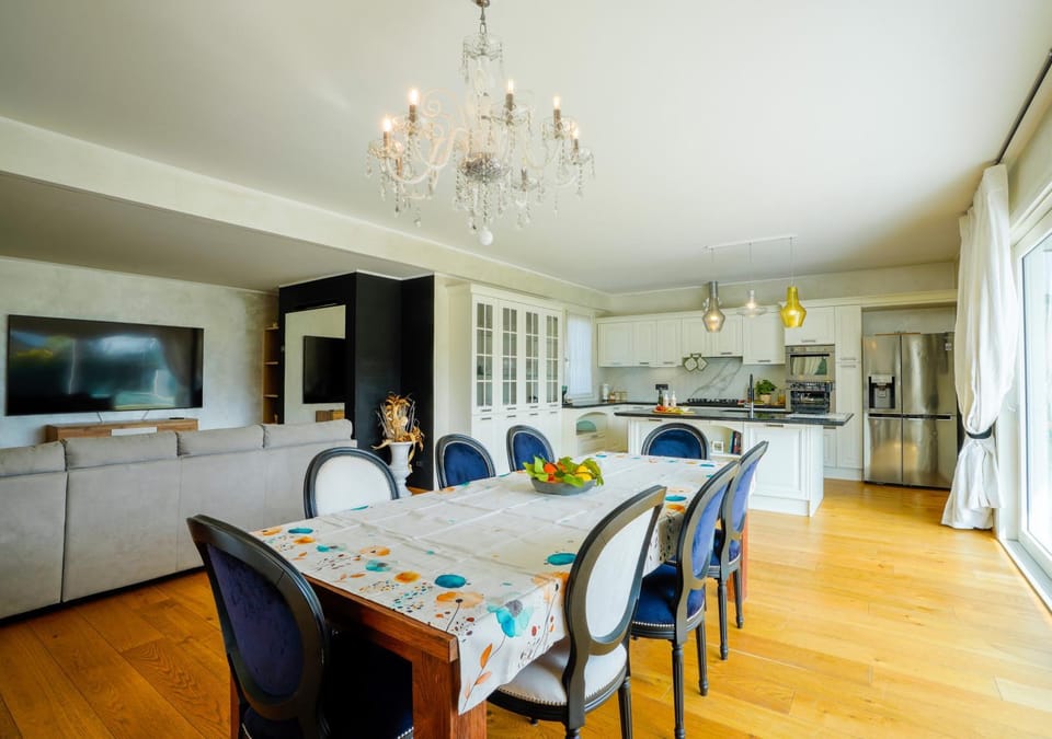 Communal lounge/ TV room, TV and multimedia, Kitchen or kitchenette, Living room, Seating area, Dining area, Lunch, Dinner, dishwasher, minibar, oven, stove, kitchen