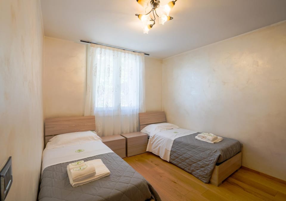 Bed, Day, Photo of the whole room, Bedroom, towels
