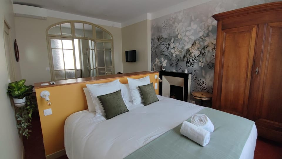 Bed, TV and multimedia, Photo of the whole room, Bedroom, towels, wardrobe