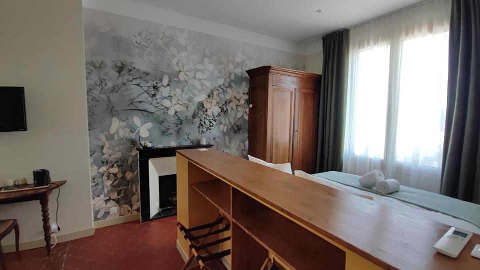 Bed, TV and multimedia, Photo of the whole room, Seating area, Bedroom