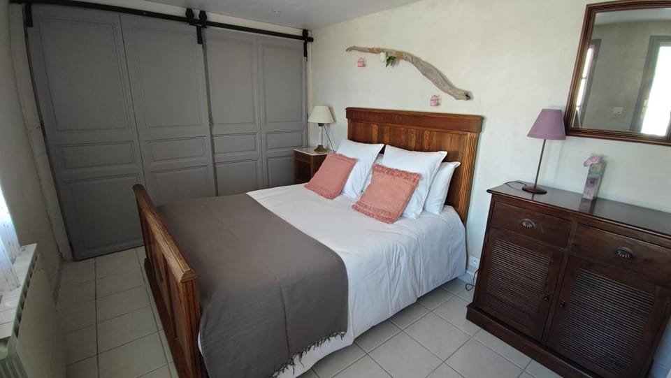 Bed, Photo of the whole room, Bedroom, wardrobe