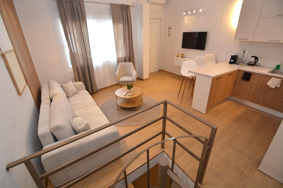 Bed, TV and multimedia, Kitchen or kitchenette, Living room, Seating area