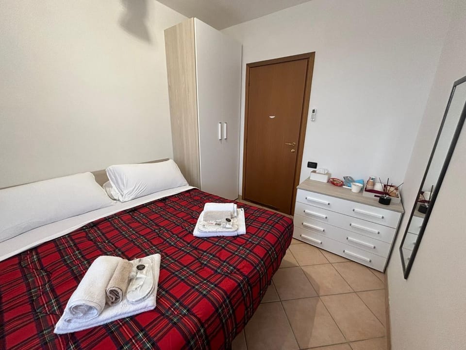 Photo of the whole room, Bedroom, towels, wardrobe